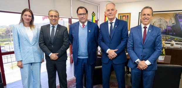 Visita institucional ao governador interino aborda assuntos de interesse do TRE-SC Visita institucional ao governador interino aborda assuntos de interesse do TRE-SC